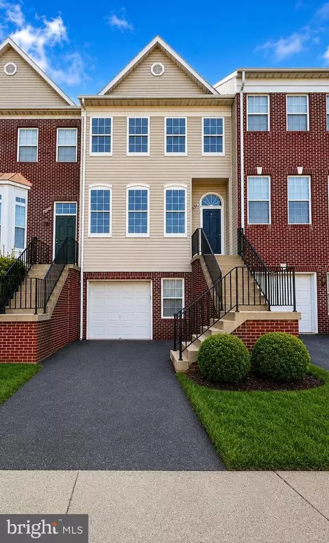 6106 Early Autumn Dr, Centreville, VA 20120