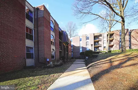 3318 Woodburn Village Dr #32, Annandale, VA 22003