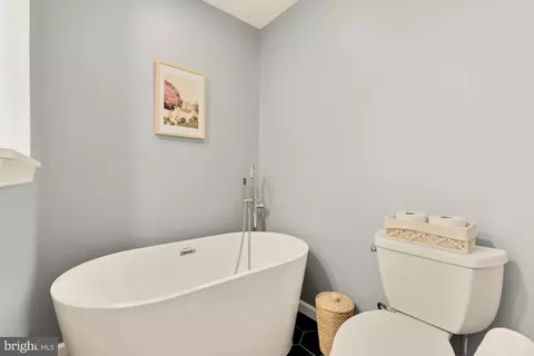 Bath - 9151 Silvershadow Ct, Lorton, VA 22079 photo 4 of 6