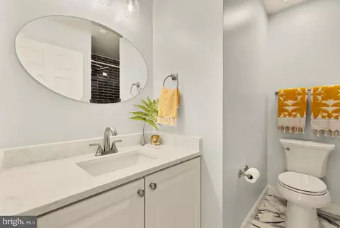 Bath - 9151 Silvershadow Ct, Lorton, VA 22079 photo 5 of 6