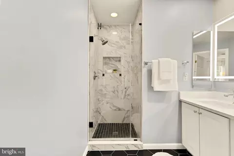 Bath - 9151 Silvershadow Ct, Lorton, VA 22079 photo 2 of 6