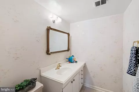 Bath - 6703 Red Jacket Rd, Springfield, VA 22152 photo 1 of 5