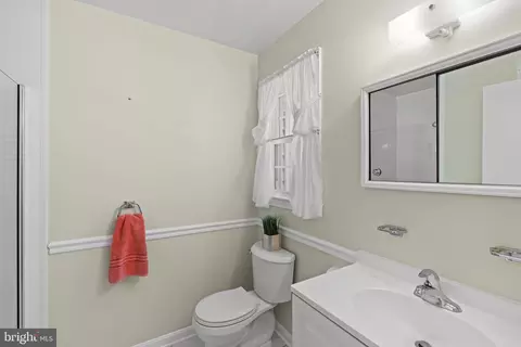 Bath - 6703 Red Jacket Rd, Springfield, VA 22152 photo 3 of 5