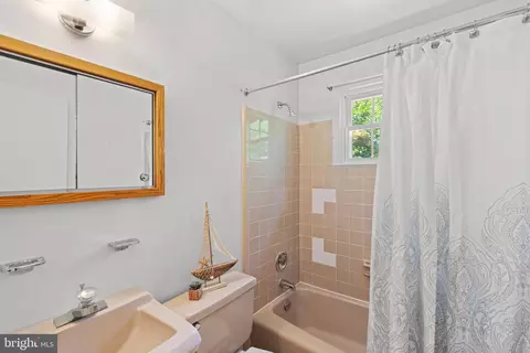 Bath - 6703 Red Jacket Rd, Springfield, VA 22152 photo 5 of 5