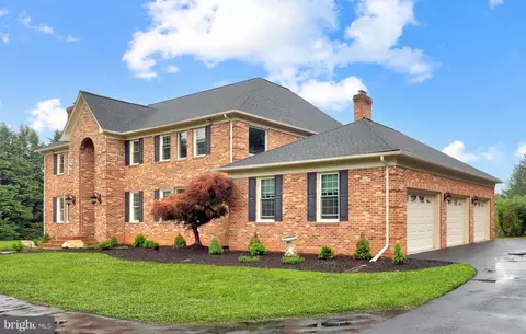 517 Seneca Rd, Great Falls, VA 22066