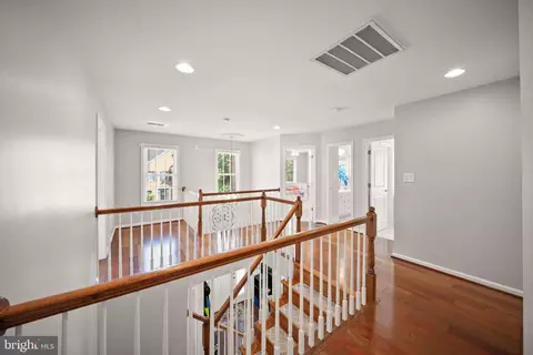 Entry Way - 7705 Ridgepark Ct, Springfield, VA 22153 photo 6 of 11