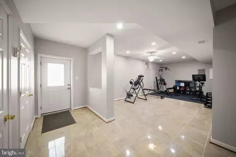 Entry Way - 7705 Ridgepark Ct, Springfield, VA 22153 photo 9 of 11