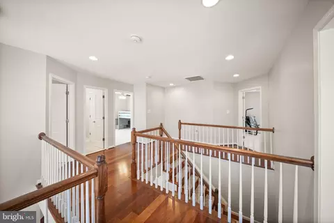 Entry Way - 7705 Ridgepark Ct, Springfield, VA 22153 photo 7 of 11