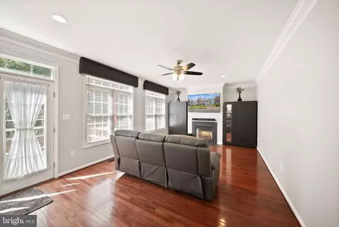 Living - 7705 Ridgepark Ct, Springfield, VA 22153 photo 2 of 5