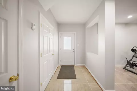 Entry Way - 7705 Ridgepark Ct, Springfield, VA 22153 photo 10 of 11