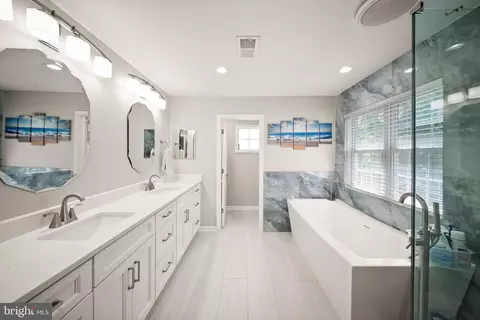 Bath - 7705 Ridgepark Ct, Springfield, VA 22153 photo 2 of 5
