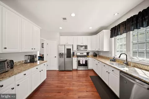 Kitchen - 7705 Ridgepark Ct, Springfield, VA 22153 photo 4 of 6