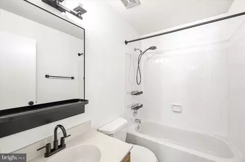 Bath - 7928 Gambrill Ct, Springfield, VA 22153 photo 2 of 3