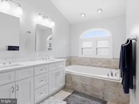 Bath - 8892 Eagle Rock Ln, Springfield, VA 22153 photo 3 of 5