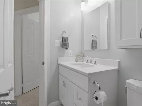 Bath - 8892 Eagle Rock Ln, Springfield, VA 22153 photo 4 of 5