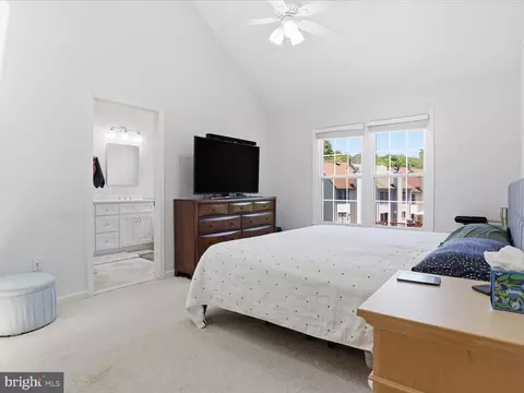 Bedroom - 8892 Eagle Rock Ln, Springfield, VA 22153 photo 3 of 5