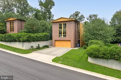 2500 Buckelew Dr, Falls Church, VA 22046