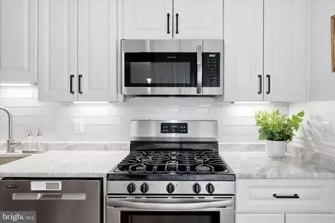 Kitchen - 5446 Lighthouse Ln, Burke, VA 22015 photo 2 of 4