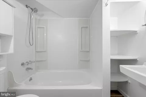 Bath - 5446 Lighthouse Ln, Burke, VA 22015 photo 3 of 4