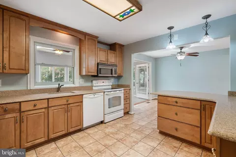 Kitchen - 4084 Braxton Rd, Chantilly, VA 20151 photo 4 of 4