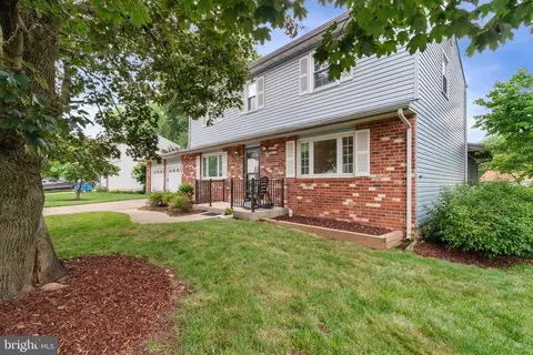 Exterior - 4084 Braxton Rd, Chantilly, VA 20151 photo 8 of 9