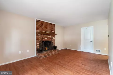 Living - 4084 Braxton Rd, Chantilly, VA 20151 photo 2 of 2