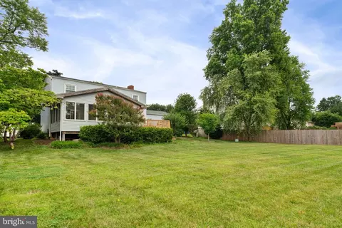 Exterior - 4084 Braxton Rd, Chantilly, VA 20151 photo 5 of 9