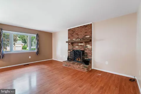 Living - 4084 Braxton Rd, Chantilly, VA 20151 photo 1 of 2