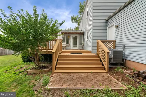 Exterior - 4084 Braxton Rd, Chantilly, VA 20151 photo 3 of 9