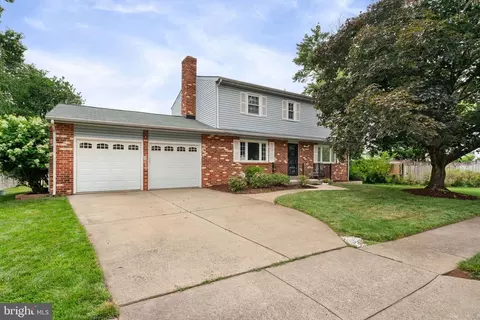 Exterior - 4084 Braxton Rd, Chantilly, VA 20151 photo 7 of 9