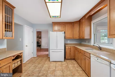 Kitchen - 4084 Braxton Rd, Chantilly, VA 20151 photo 3 of 4