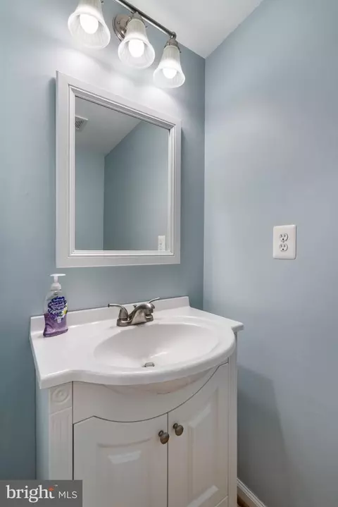 Bath - 4084 Braxton Rd, Chantilly, VA 20151 photo 2 of 3