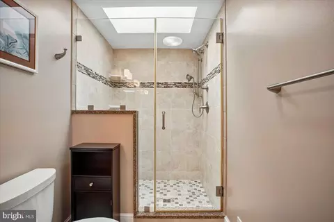 Bath - 9739 Ironmaster Dr, Burke, VA 22015 photo 3 of 5