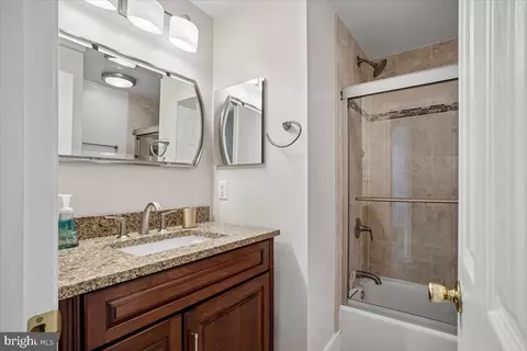 Bath - 9739 Ironmaster Dr, Burke, VA 22015 photo 4 of 5