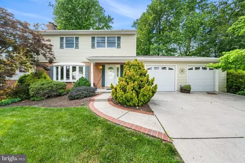 8522 Fairburn Dr, Springfield, VA 22152