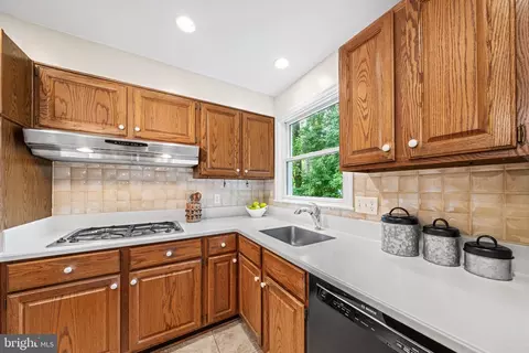 Kitchen - 8522 Fairburn Dr, Springfield, VA 22152 photo 2 of 5