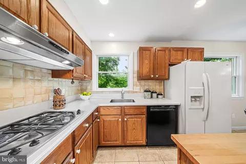 Kitchen - 8522 Fairburn Dr, Springfield, VA 22152 photo 4 of 5