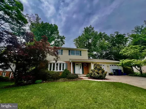 8522 Fairburn Dr, Springfield, VA 22152