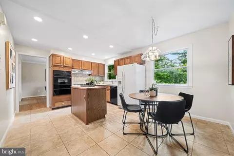 Kitchen - 8522 Fairburn Dr, Springfield, VA 22152 photo 5 of 5