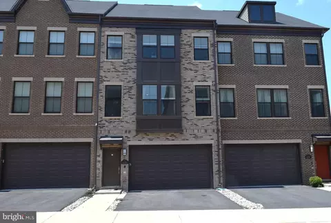 3072 Alan Shepard St, Herndon, VA 20171