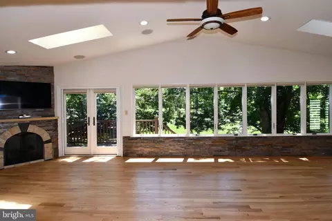 Living - 11061 Tottenham Ln, Reston, VA 20194 photo 10 of 22