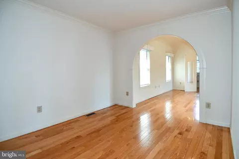 Living - 11061 Tottenham Ln, Reston, VA 20194 photo 14 of 22