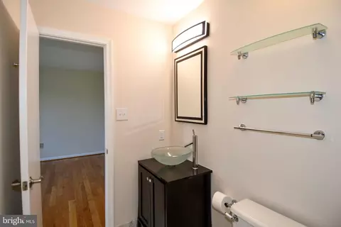 Bath - 11061 Tottenham Ln, Reston, VA 20194 photo 9 of 10