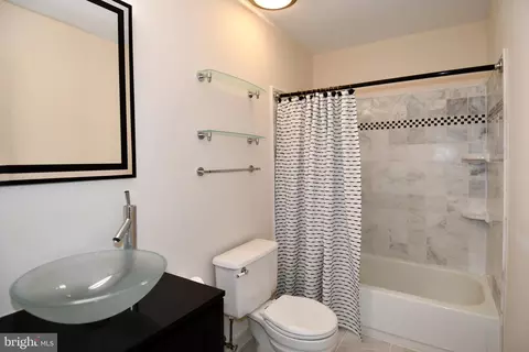 Bath - 11061 Tottenham Ln, Reston, VA 20194 photo 8 of 10