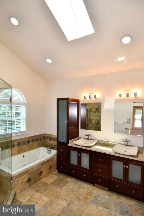 Bath - 11061 Tottenham Ln, Reston, VA 20194 photo 4 of 10