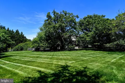 Exterior - 11061 Tottenham Ln, Reston, VA 20194 photo 11 of 16