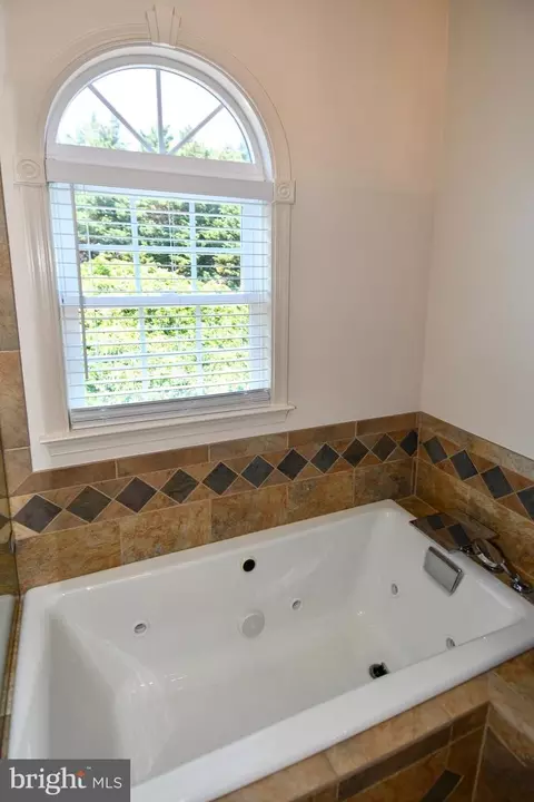 Bath - 11061 Tottenham Ln, Reston, VA 20194 photo 5 of 10
