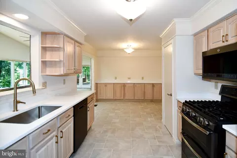 Kitchen - 11061 Tottenham Ln, Reston, VA 20194 photo 4 of 7