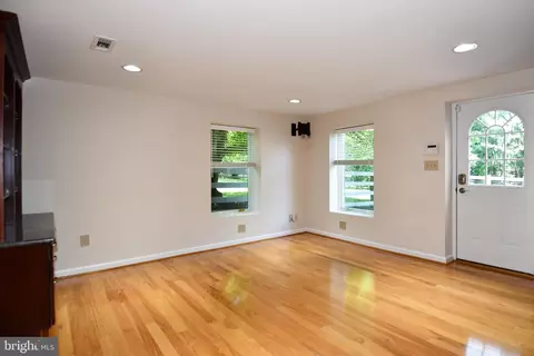 Living - 11061 Tottenham Ln, Reston, VA 20194 photo 21 of 22