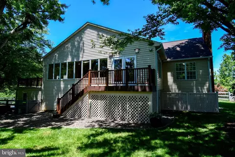 Exterior - 11061 Tottenham Ln, Reston, VA 20194 photo 12 of 16